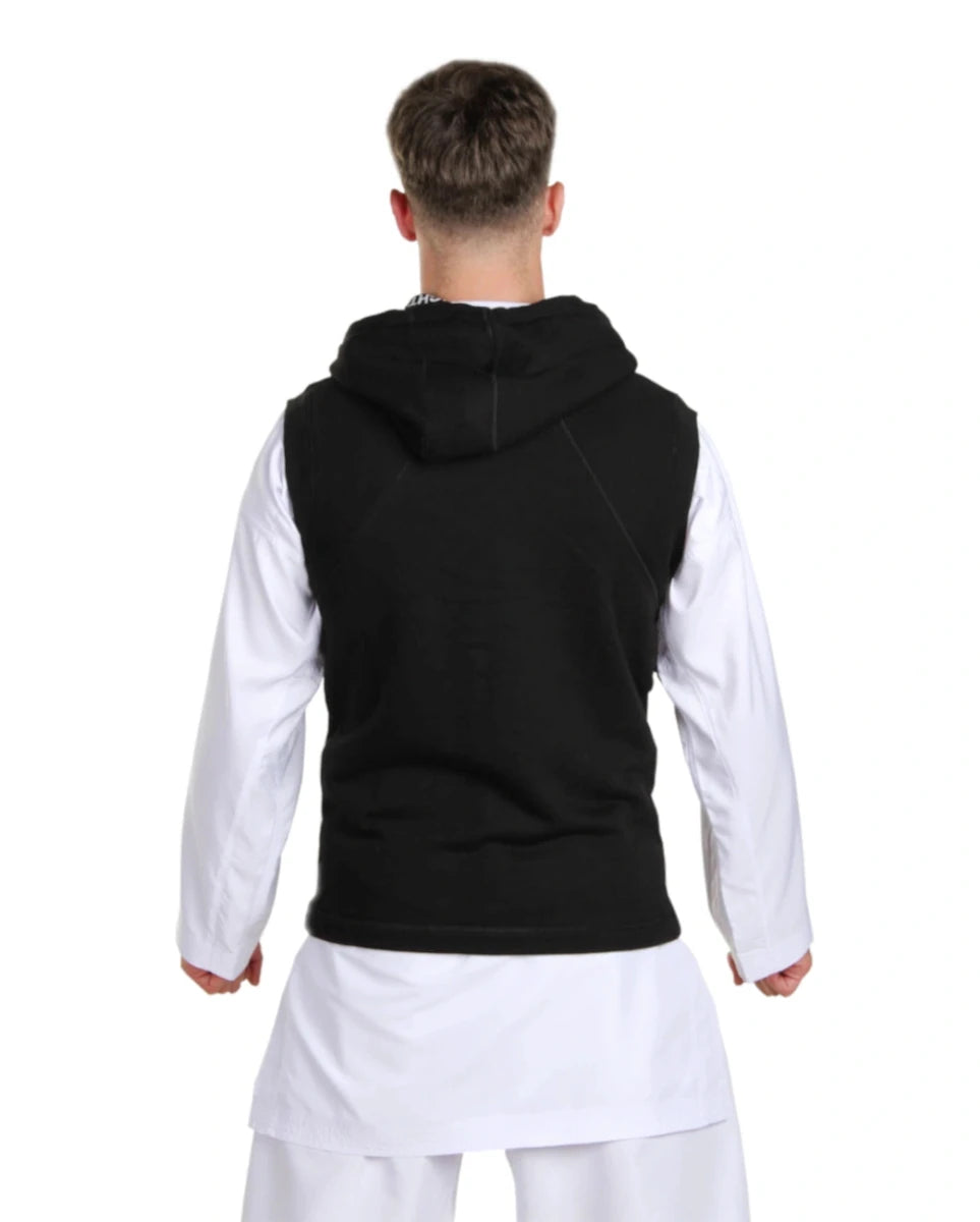Vue arrière du sweat-shirt sans manches pour homme Itaki, qui met en valeur la coupe sportive au niveau des épaules et l'ajustement de la capuche