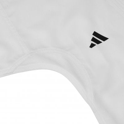 Dettaglio logo Adidas ricamato sulla spalla del Karategi K150 professionale.