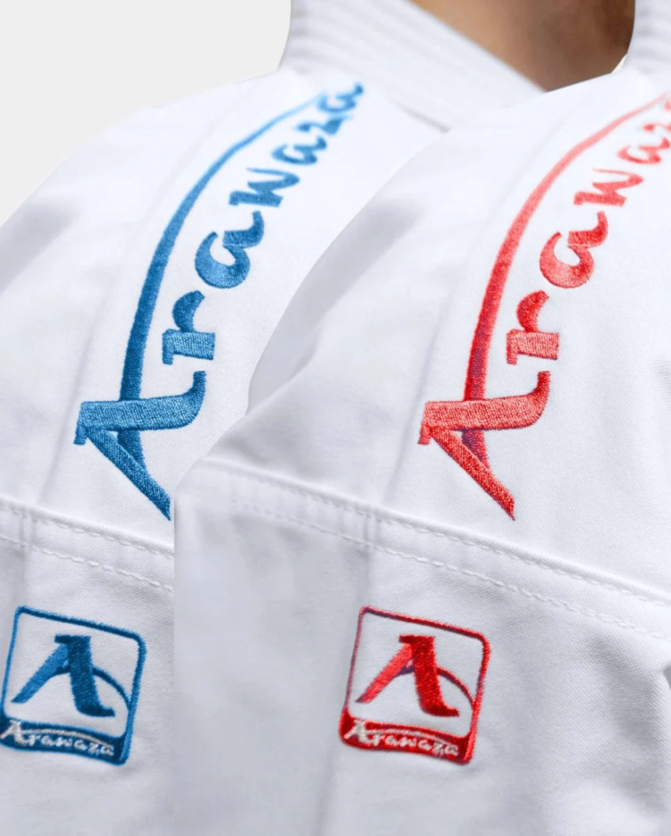 Détail de la broderie bleue Arawaza sur l'épaule de la veste de Premier League