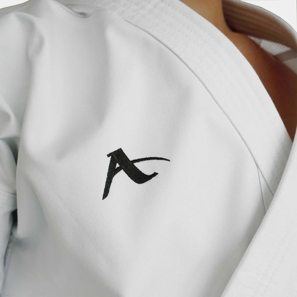 Détail de la broderie Arawaza blanche sur les épaules de la veste Black Diamond