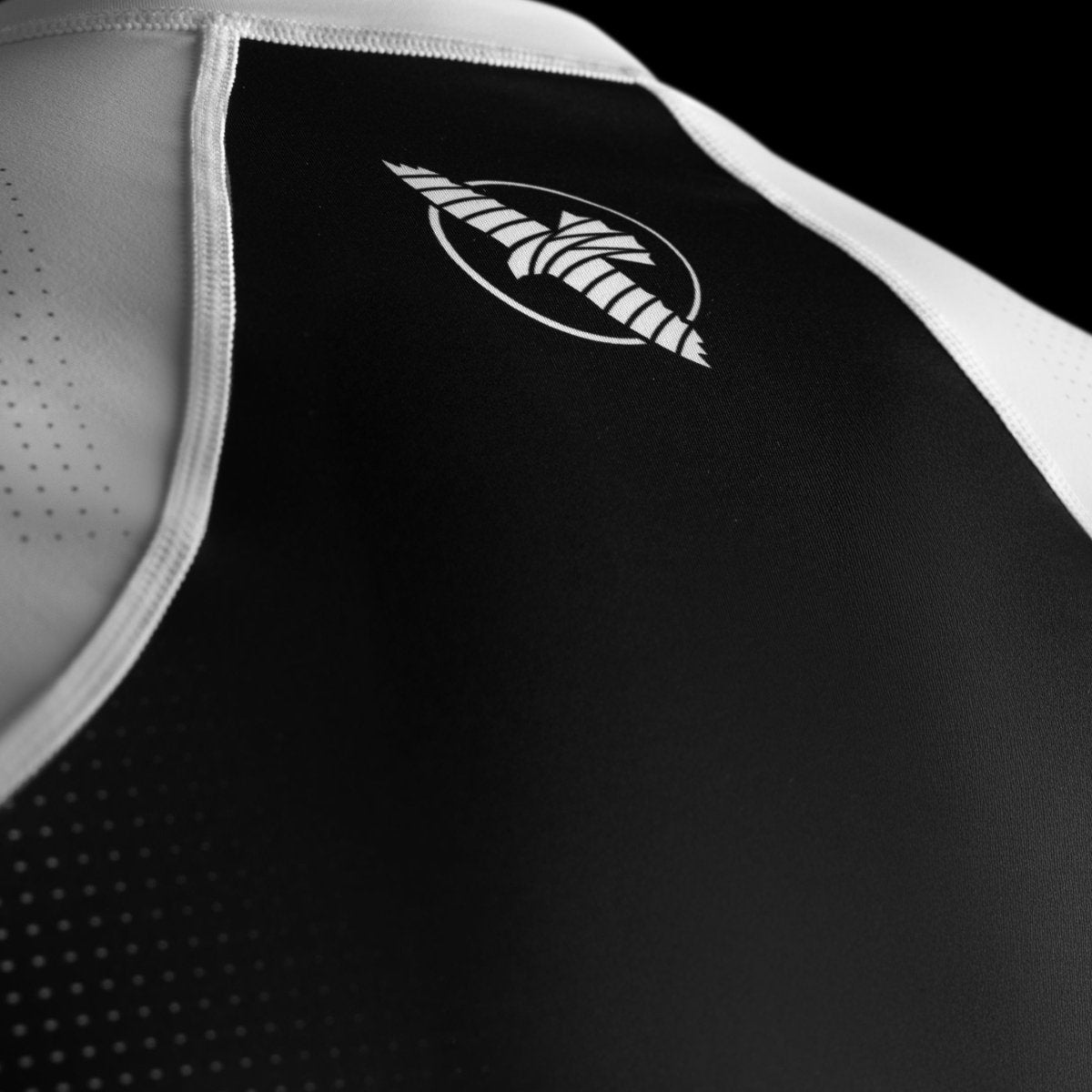 Gros plan sur le logo officiel Hayabusa imprimé sur la poitrine du rashguard blanc Pro Ranked