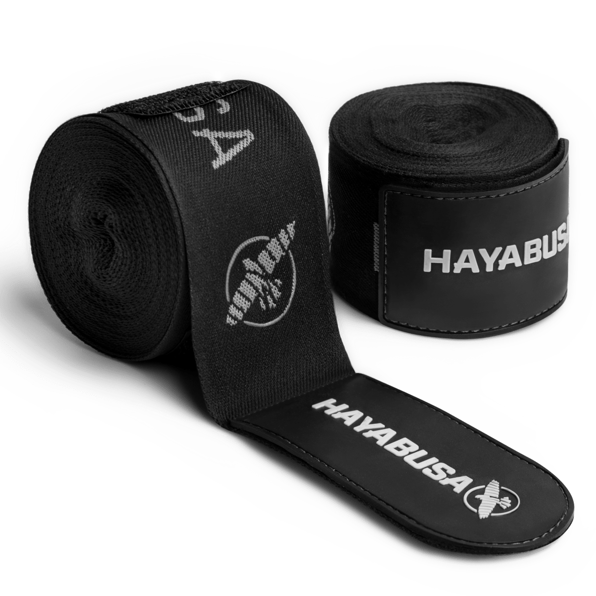 Ett par rullade svarta Hayabusa Deluxe boxningsbandage med förstärkt gummistängning