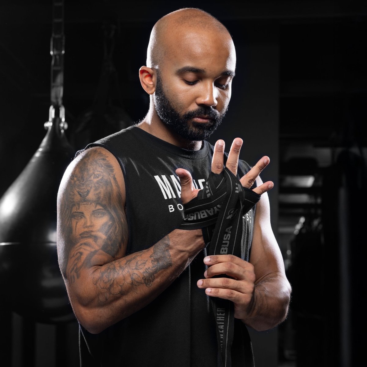 Hand upprullad och skyddad av bandaget tillverkat med Mayweather Hayabusa 180 tum svart och grått elastiskt bandage, med den säkra kardborreförslutningen placerad på handleden