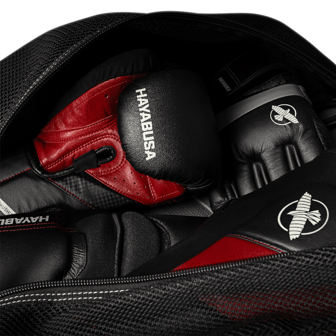 Vue de l'intérieur spacieux du sac Hayabusa Ryoko Mesh, avec un focus sur la poche imperméable pour vêtements mouillés