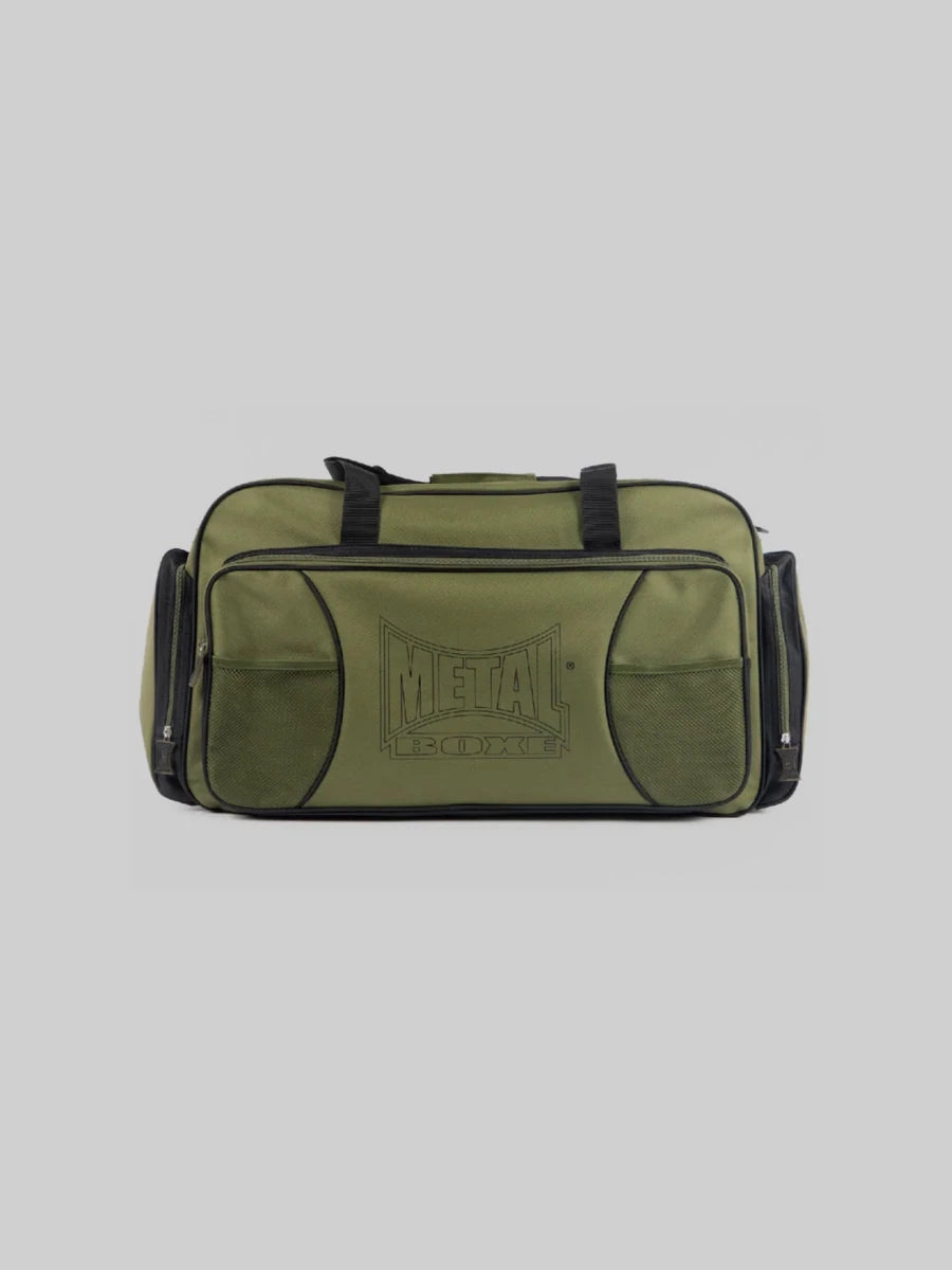 Gros plan du logo Metal Boxe sur un sac de sport kaki