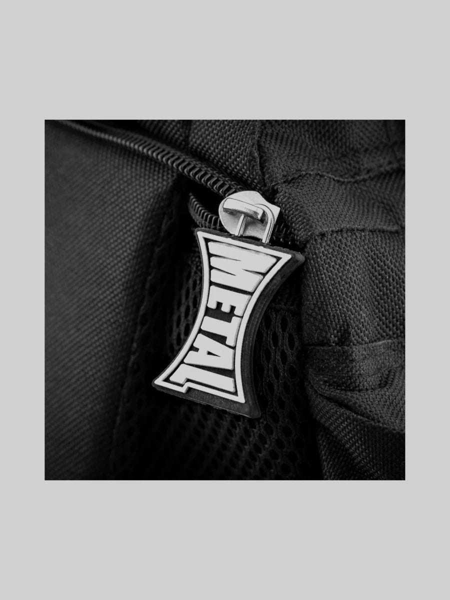 Détail des zips robustes et de la fermeture éclair du sac Metal Boxing MMA