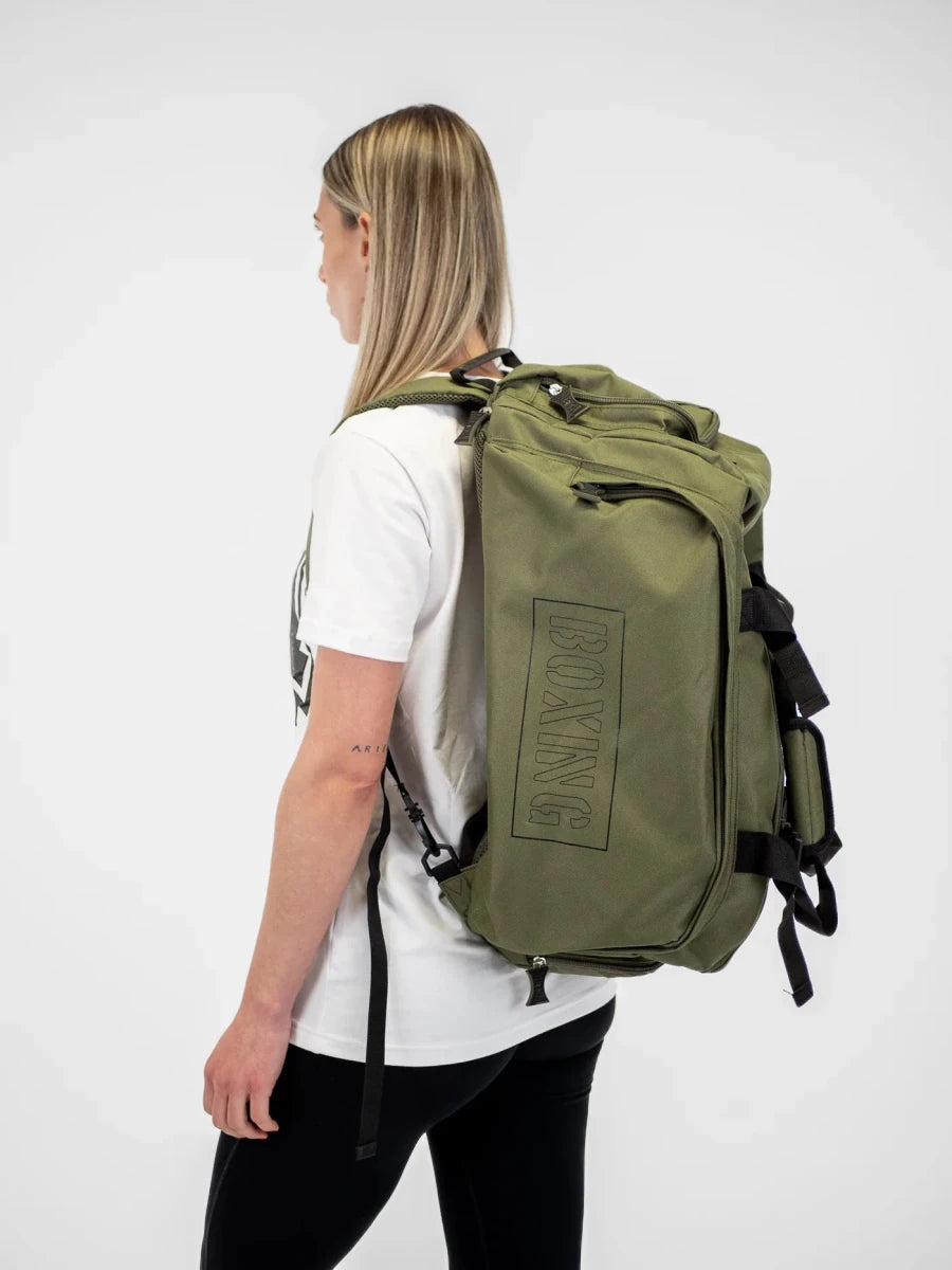 Sportiv care poartă geanta duffle Metal Boxe Khaki în modul rucsac pentru confort maxim