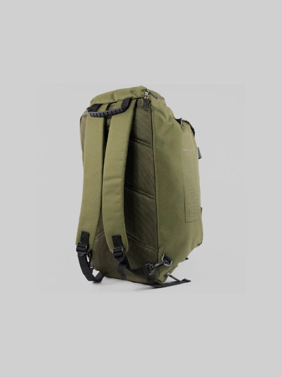 Vedere verticală a genții Metal Boxe Khaki configurată ca un rucsac cu bretele căptușite