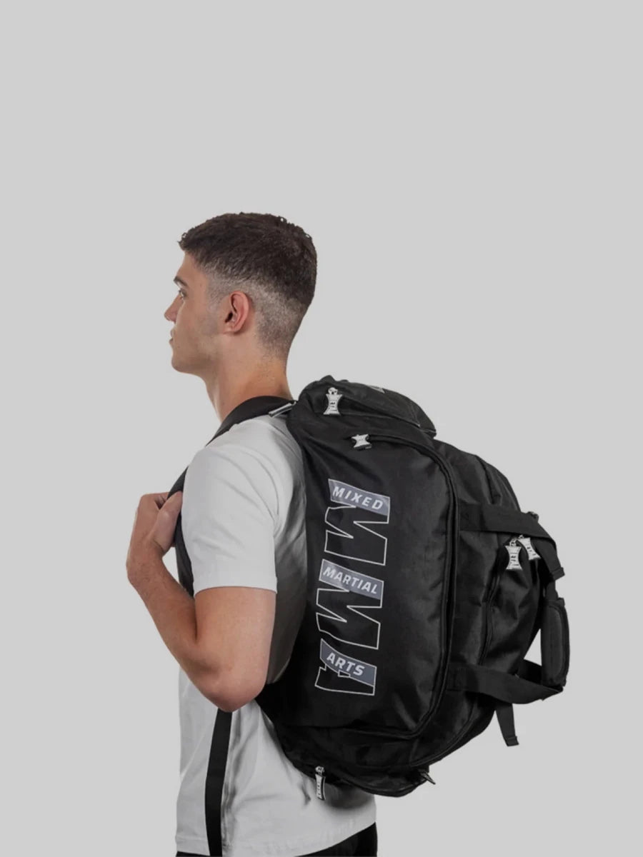 Athlète portant le sac Metal Boxing MMA en mode sac à dos pour un confort maximum