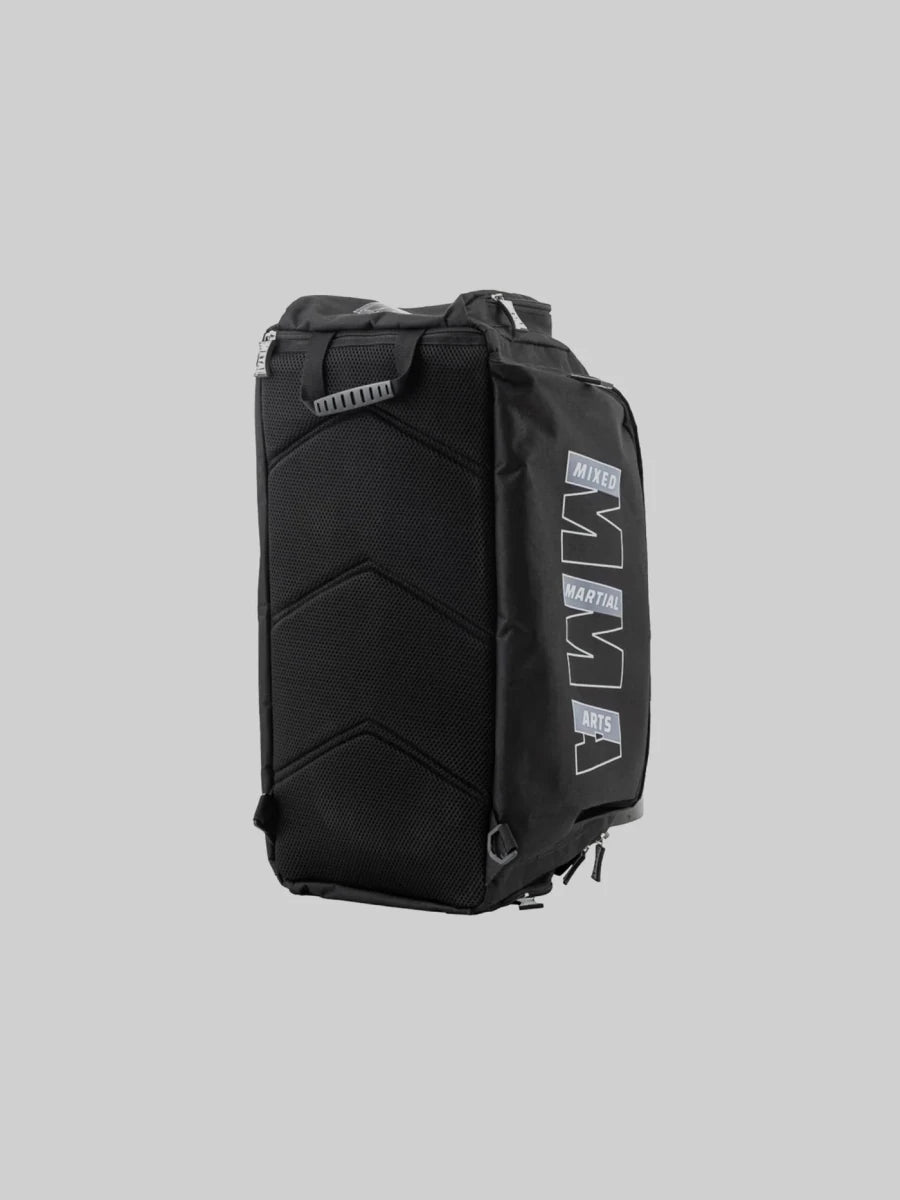 Vue verticale du sac Metal Boxing MMA configuré en sac à dos avec bretelles rembourrées