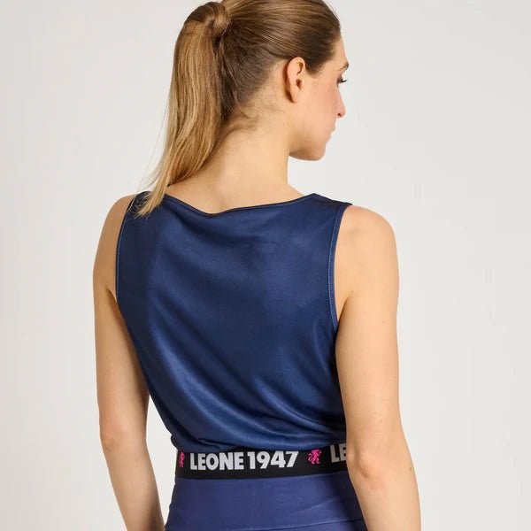 Achterkant van de korte blauwe LEONE tanktop voor maximale bewegingsvrijheid van de schouderbladen