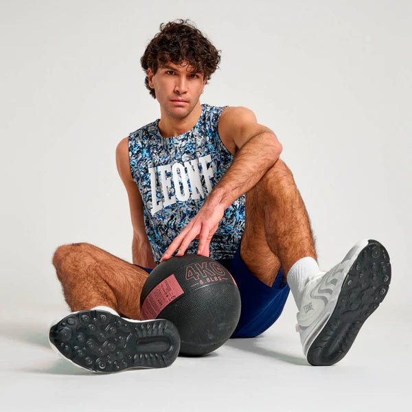 Sportowiec w akcji, ubrany podczas sesji treningowej w oddychający podkoszulek Leone Urban Fighter
