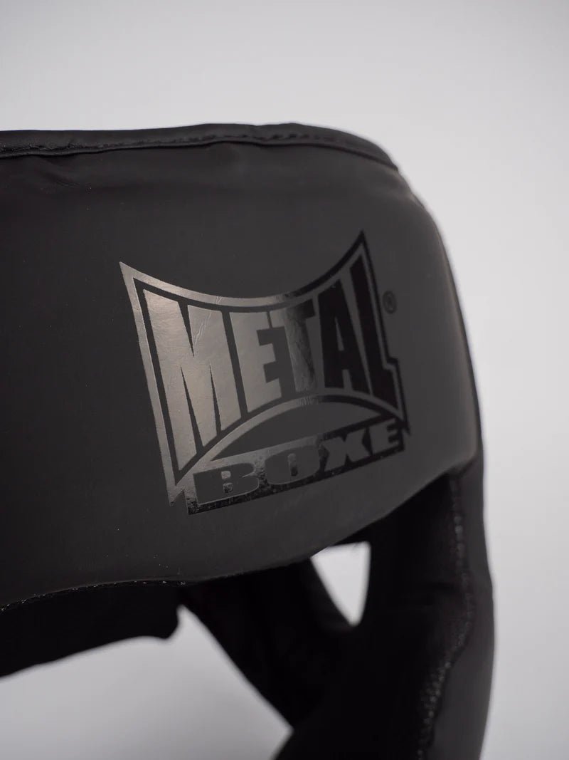 Gros plan sur le logo Metal Boxe imprimé sur la coque du casque Full Face noir "Black Light"