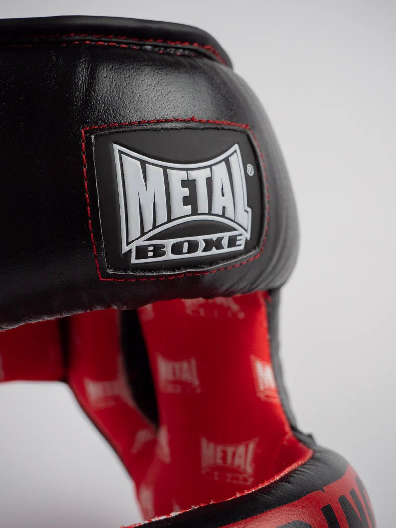 Närbildsdetalj av Metal Boxe-logotypen på sparringhjälmens läder