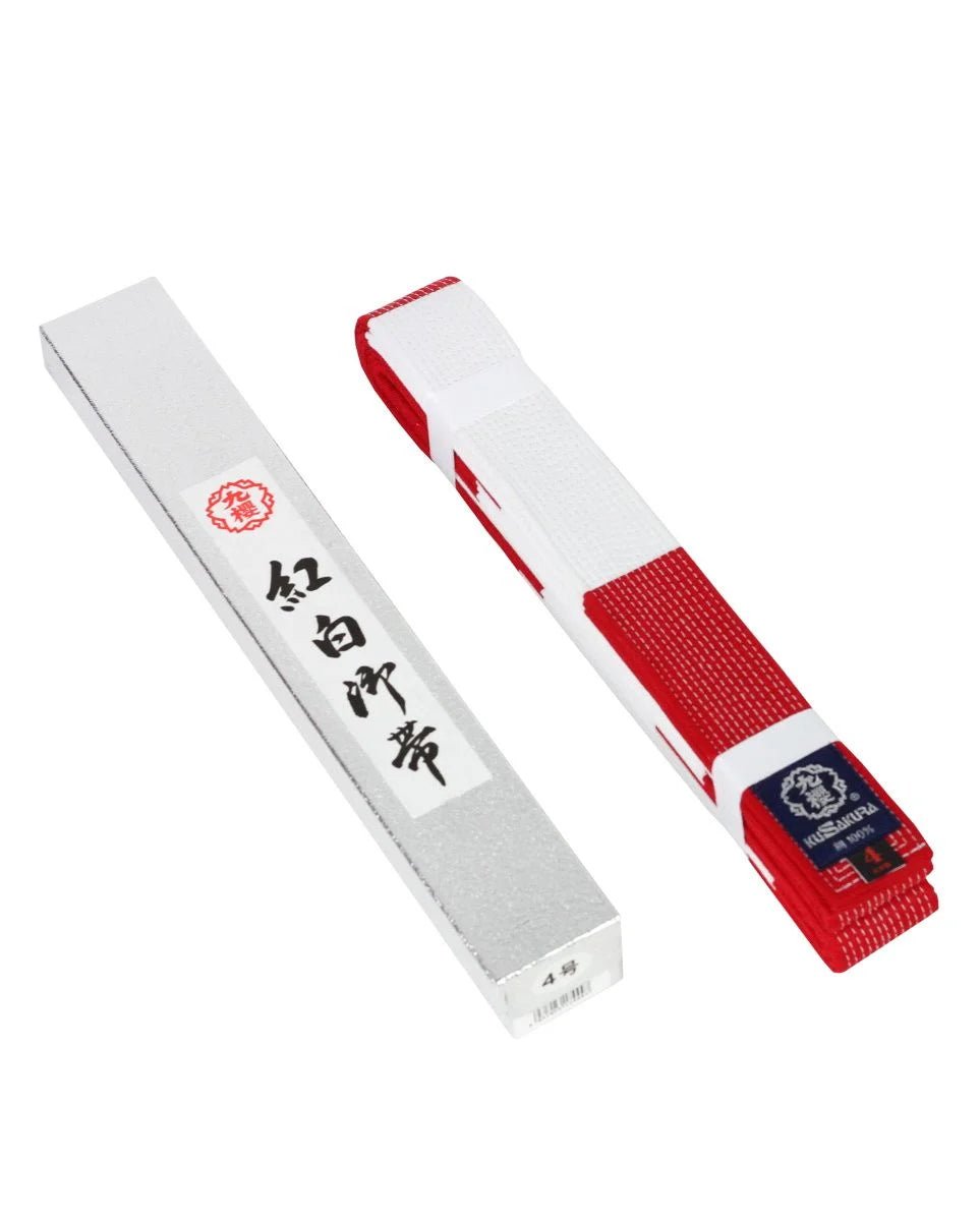 Wit/rode KuSakura JRWZ-riem uitgerold die de chromatische afwisseling van de 6e Dan laat zien