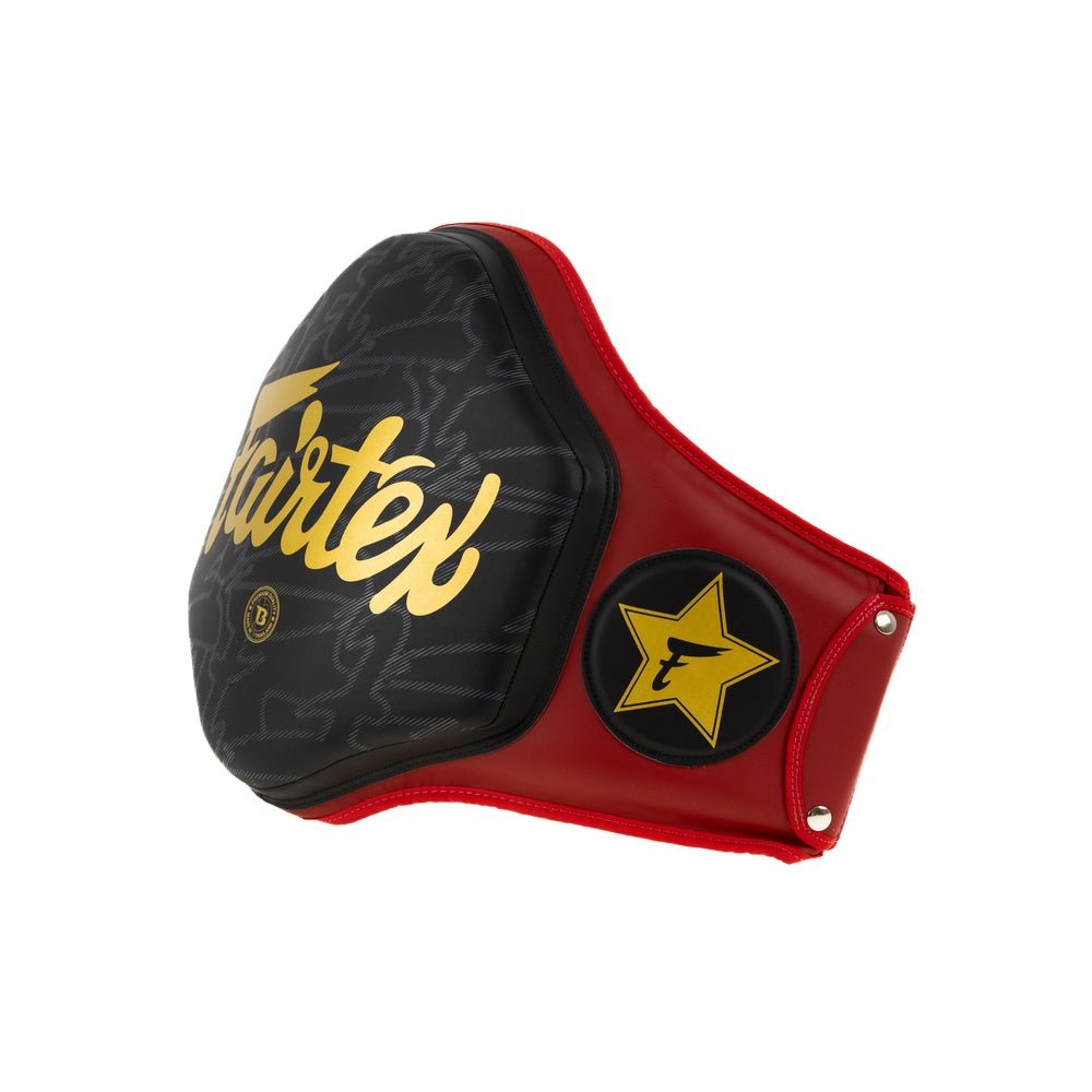 Vue de profil de la ceinture rouge qui met en valeur l'ergonomie de l'entraîneur