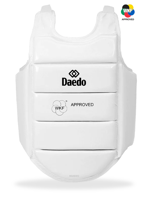 Gilet de karaté Daedo approuvé par la WKF pour les cadets de moins de 14 ans sous protection uniforme.