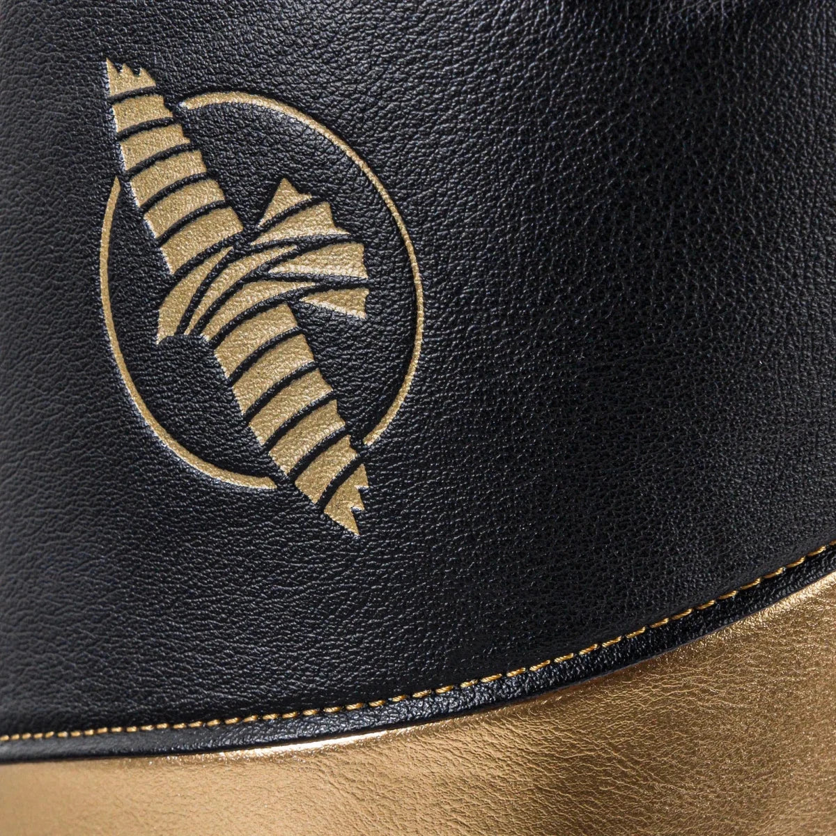 Protection tibia et pied Hayabusa T3 Full Back en noir et or avec mousse anti-choc.