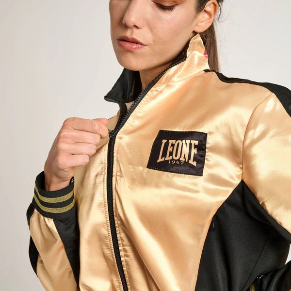 Close-updetail van het zwarte Leone 1947-logo aangebracht op de luxueuze gouden satijnen afwerking