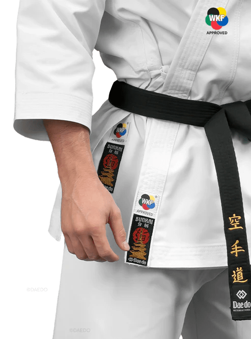 Detaliu al etichetei de aprobare WKF Approved și al logo-ului Daedo brodat pe karate gi.