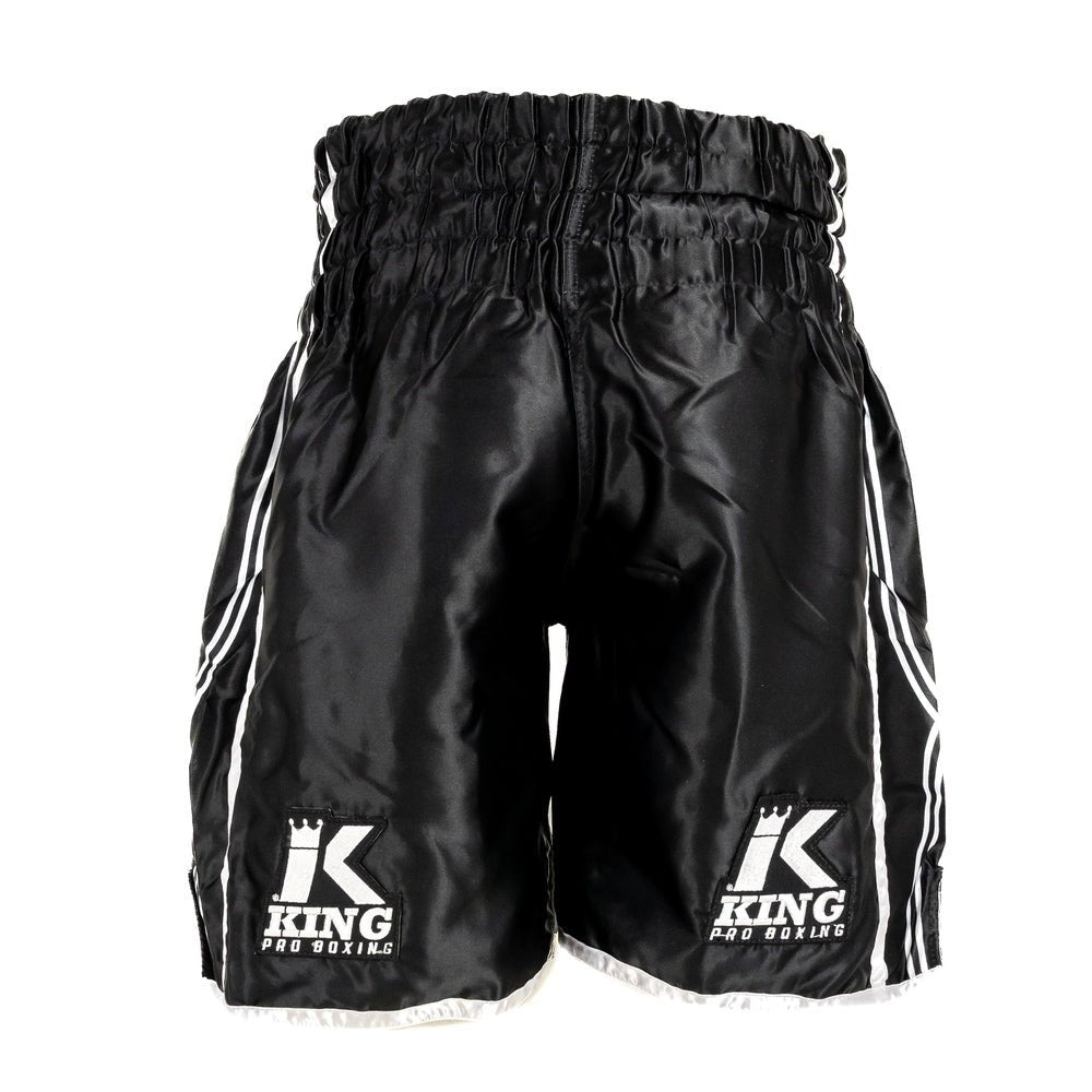 Detalhe do cós elástico com cordão interno e logo KING bordado do short XK preto.