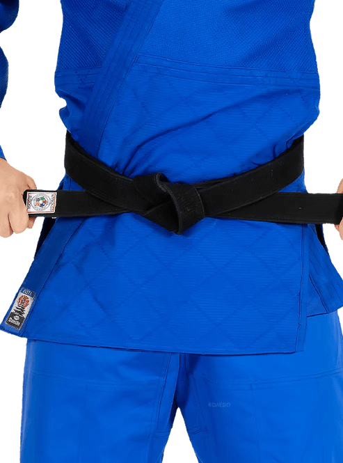Detail van het Daedo-logo van de Judogi Elite jas, blauwe versie.