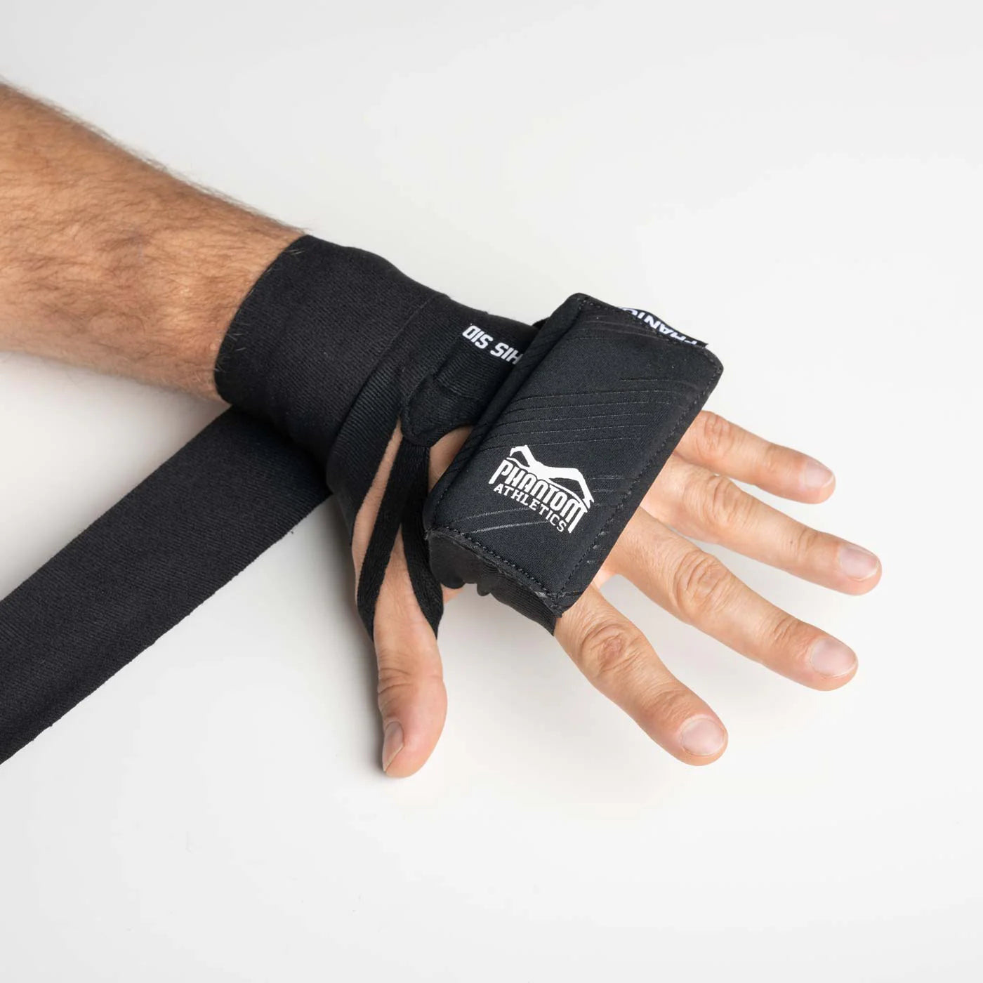 ettaglio macro del pugno di un atleta con i cuscinetti Wrap-Pads Phantom indossati e integrati sotto le bende nere