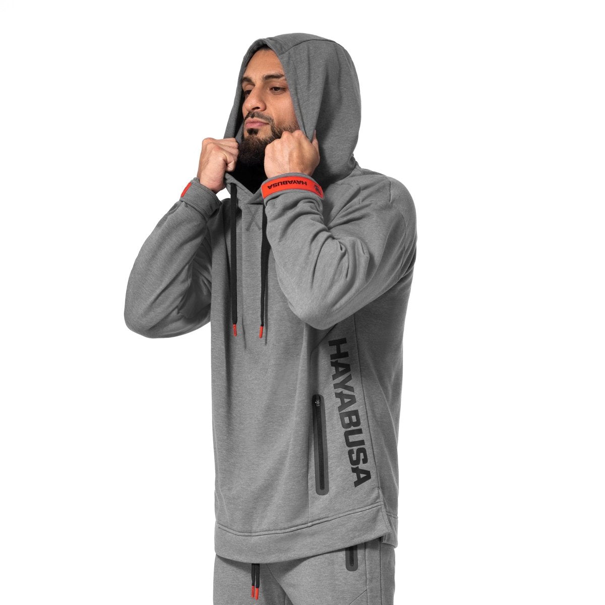 Sidovy av den mörkgrå Hayabusa Midweight Pullover-tröjan, framhäver ventilen i midjan och den justerbara gummerade mudden