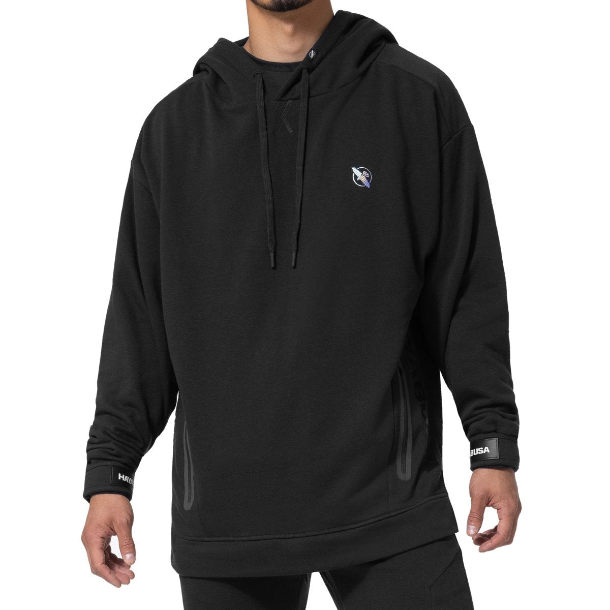 Hel vy framifrån av den svarta Hayabusa Midweight Pullover Hoodie, med platta dragsko och svetsade framfickor