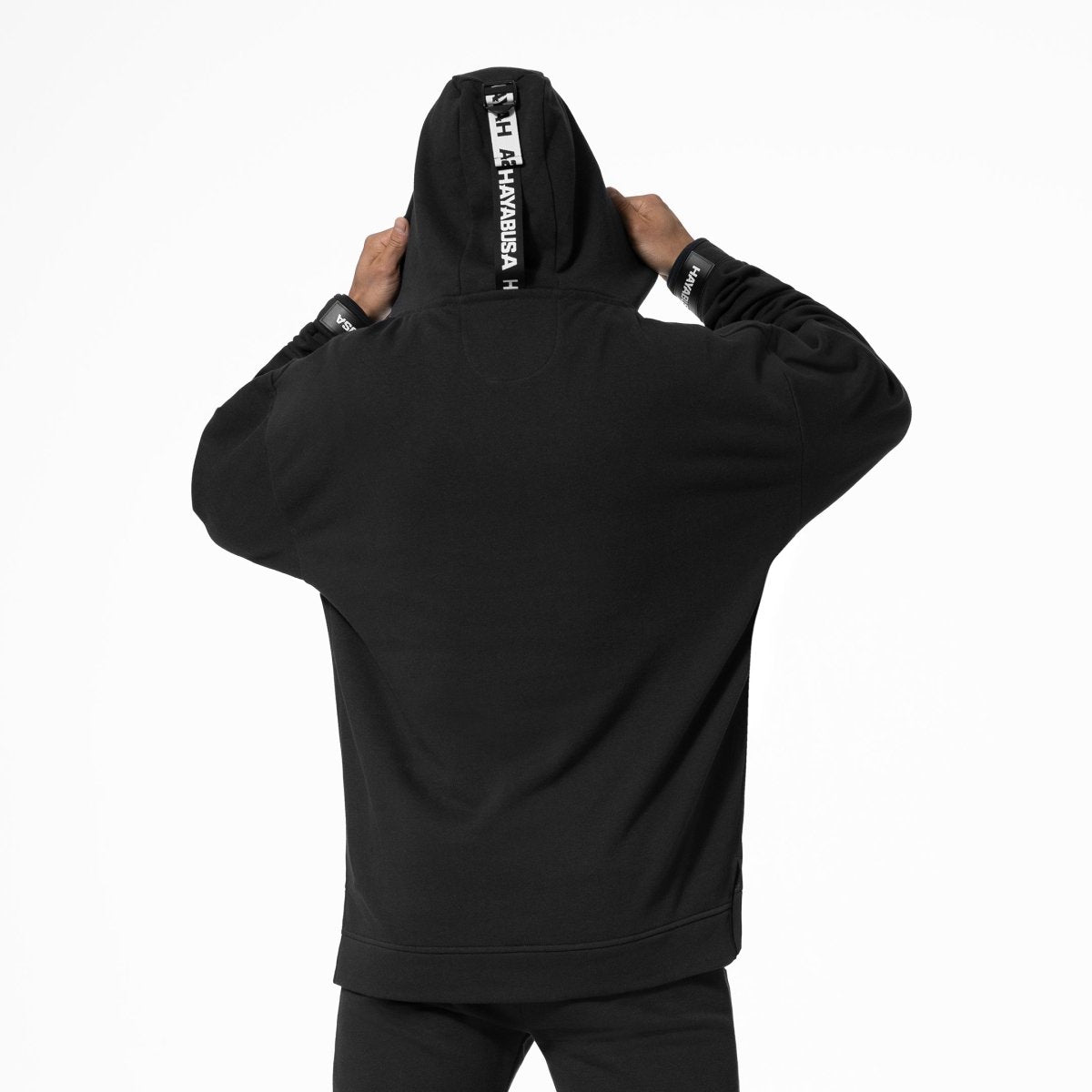 Bakifrån av den svarta Hayabusa Midweight Pullover Sweatshirt, som visar den överdimensionerade passformen och den rena huvan