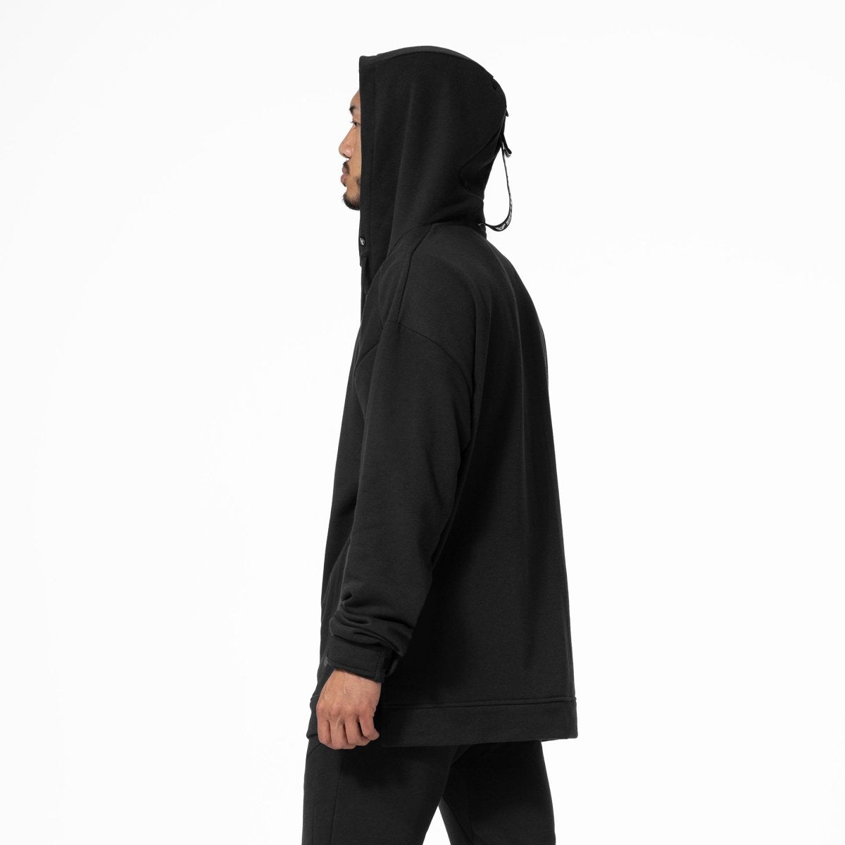 Sidovy av den svarta Hayabusa Midweight Pullover-tröjan, som framhäver sidoslitsen i midjan och profilen på ärmen