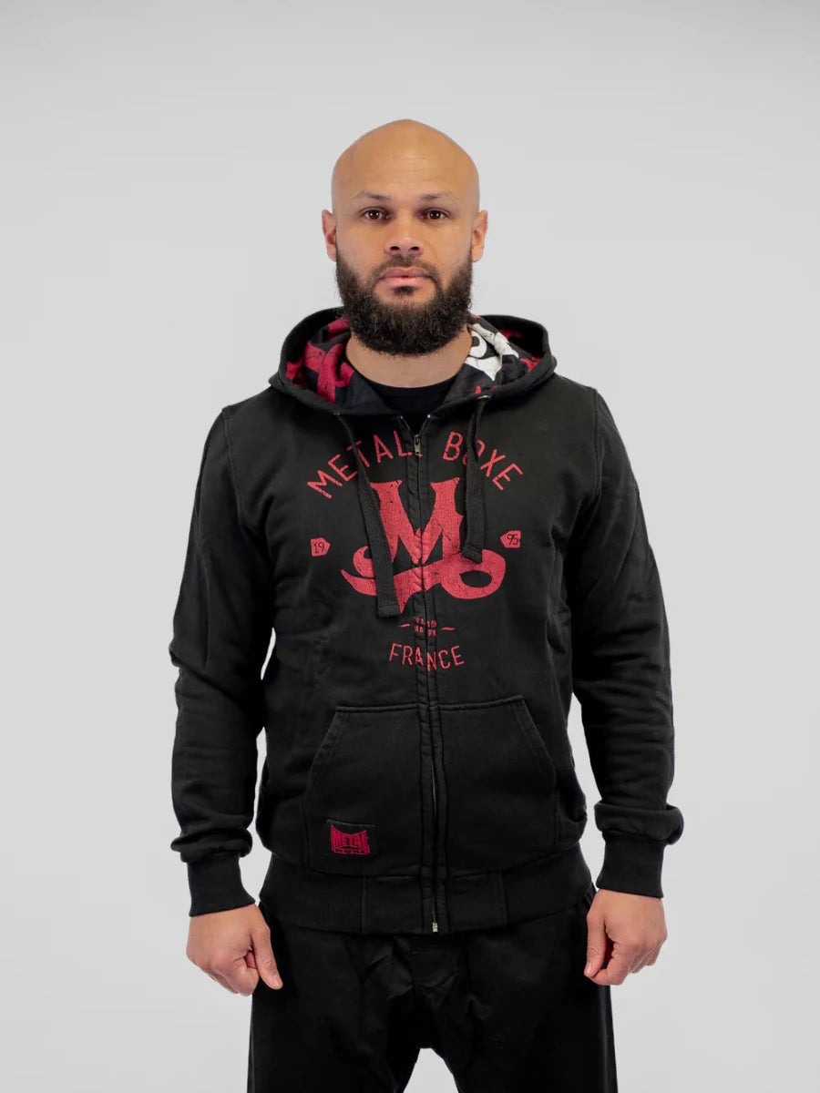 Vooraanzicht van het zwarte Metal Boxe-sweatshirt met groot rood M-logo op de borst gedrukt