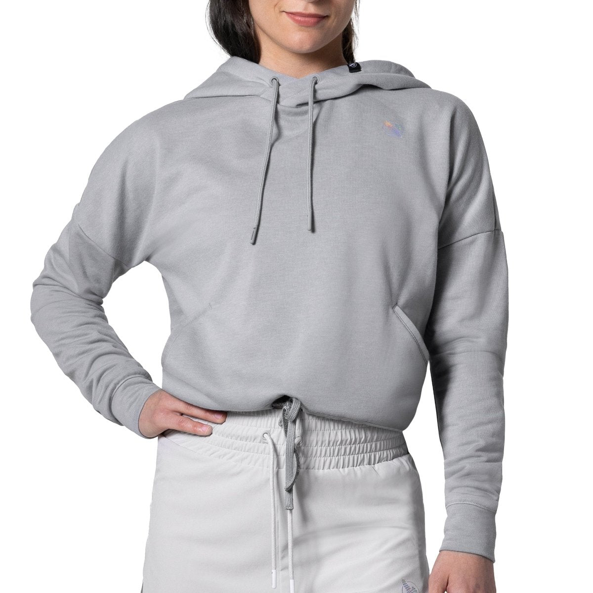Vue de face du sweat court Hayabusa gris chiné en polaire douce de qualité supérieure