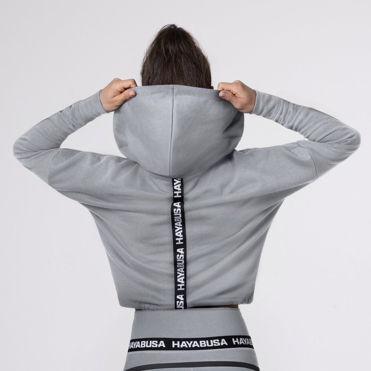 Vue arrière du sweat-shirt gris, met en évidence la coupe décontractée et décontractée