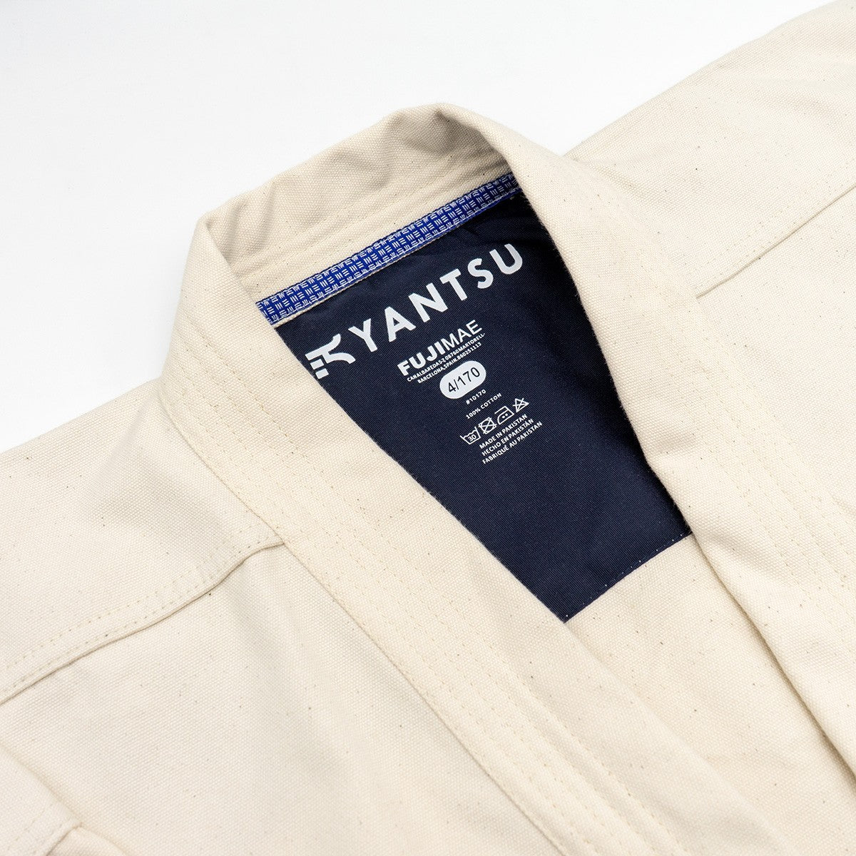 Vista frontale dell'uniforme d'élite Kyokushin Yantsu colore naturale crudo.