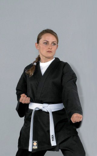Veste de Karaté noire 8 oz portée, coupe longue classique pour les arts martiaux