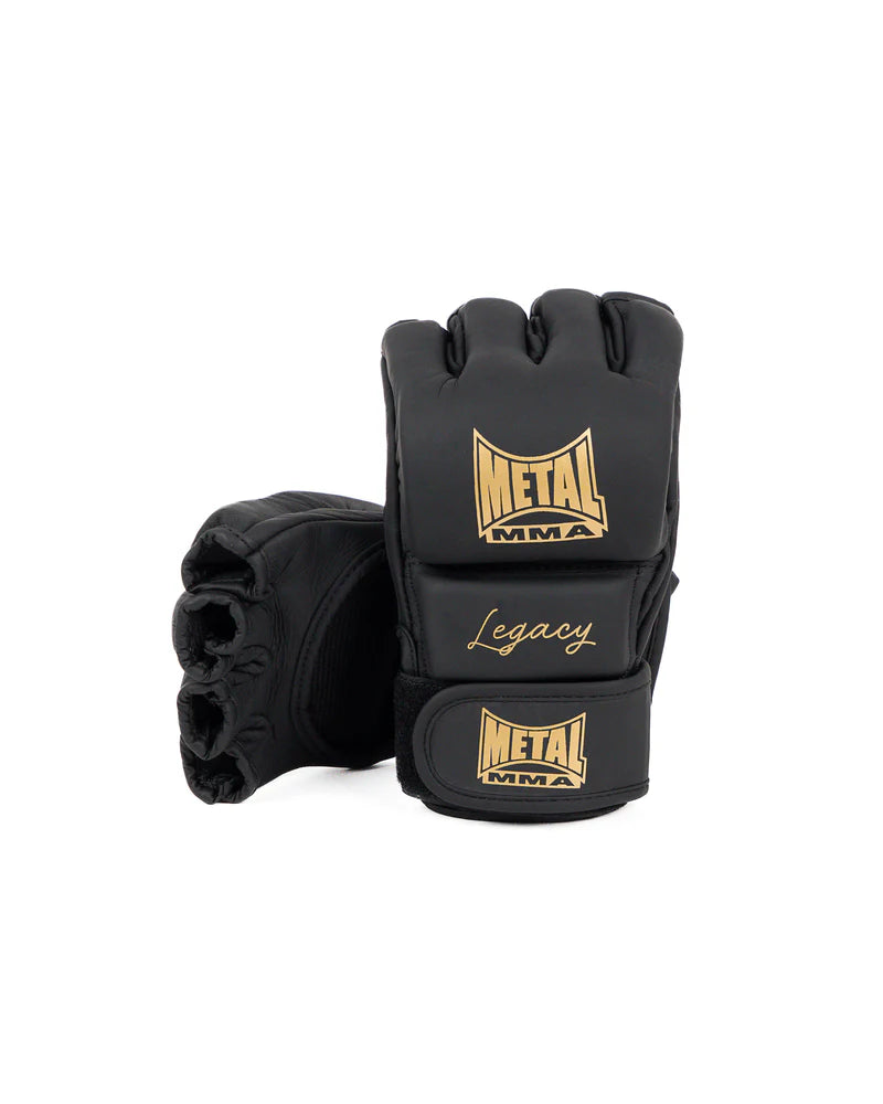 Pohled zepředu MMA kovové boxerské rukavice Legacy v černé a zlaté kůži