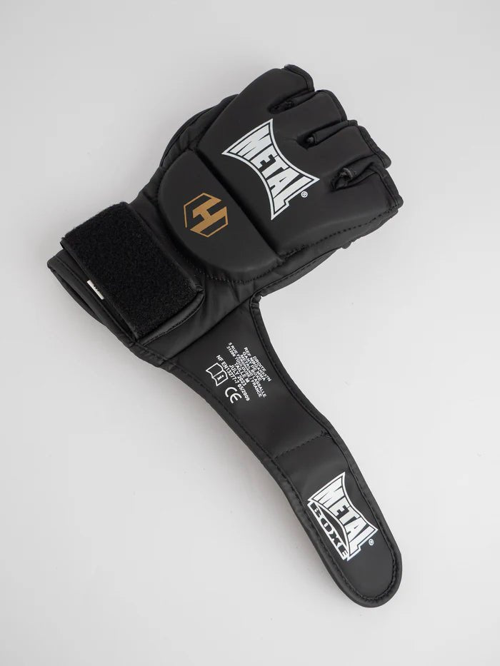 Pohled z dlaně na rukavice Hexagone MMA, volný detail palce pro profesionální ukotvení
