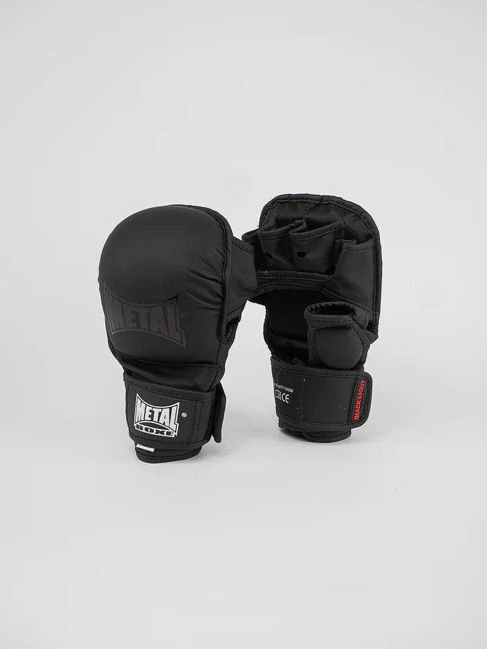 Vue de face Gants de sparring MMA Metal Boxing Black Light, détail de rembourrage aux articulations