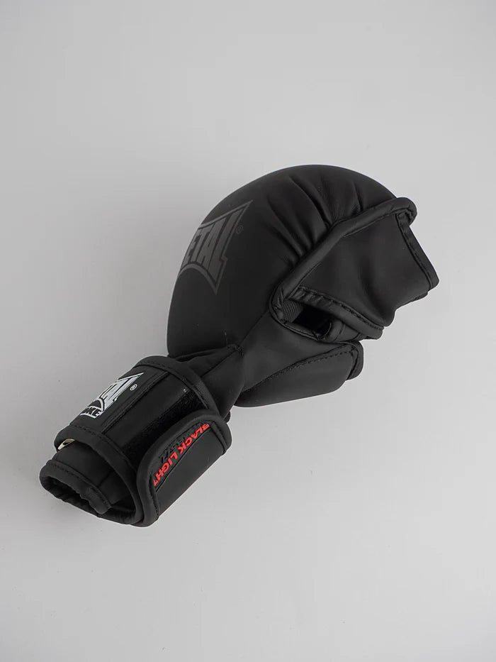 Vue latérale des gants de boxe MMA sparring Metal, focus sur le pouce renforcé et la fermeture