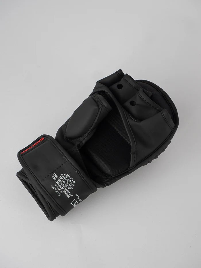 Vue de la paume des gants de boxe MMA sparring Metal, détail de la liberté de mouvement pour le grappling