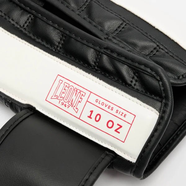 Detalhe do fecho de velcro fácil e seguro no pulso da luva preta LEONE Stripe '47