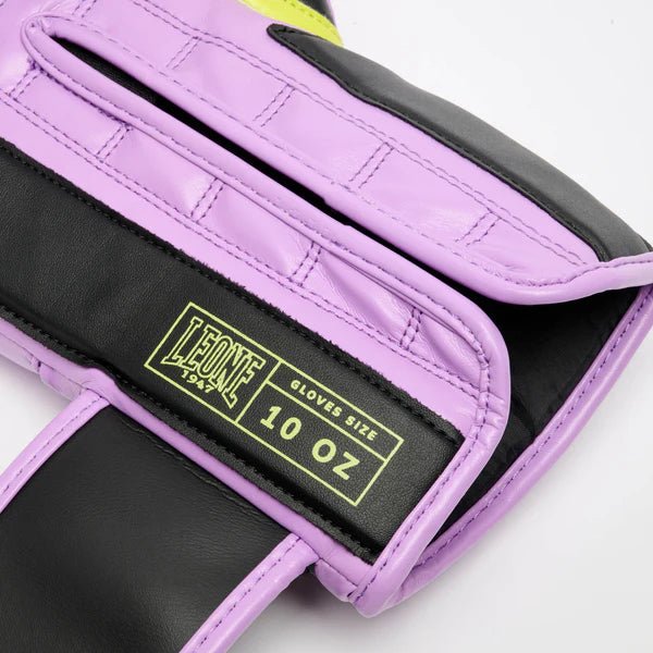 Close do fecho de velcro da luva roxa LEONE Stripe '47, para um ajuste personalizado