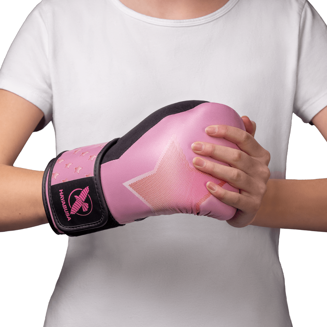 Mała dziewczynka w rękawiczkach Hayabusa S4 Epic Stella podczas lekkiej sesji sparingowej
