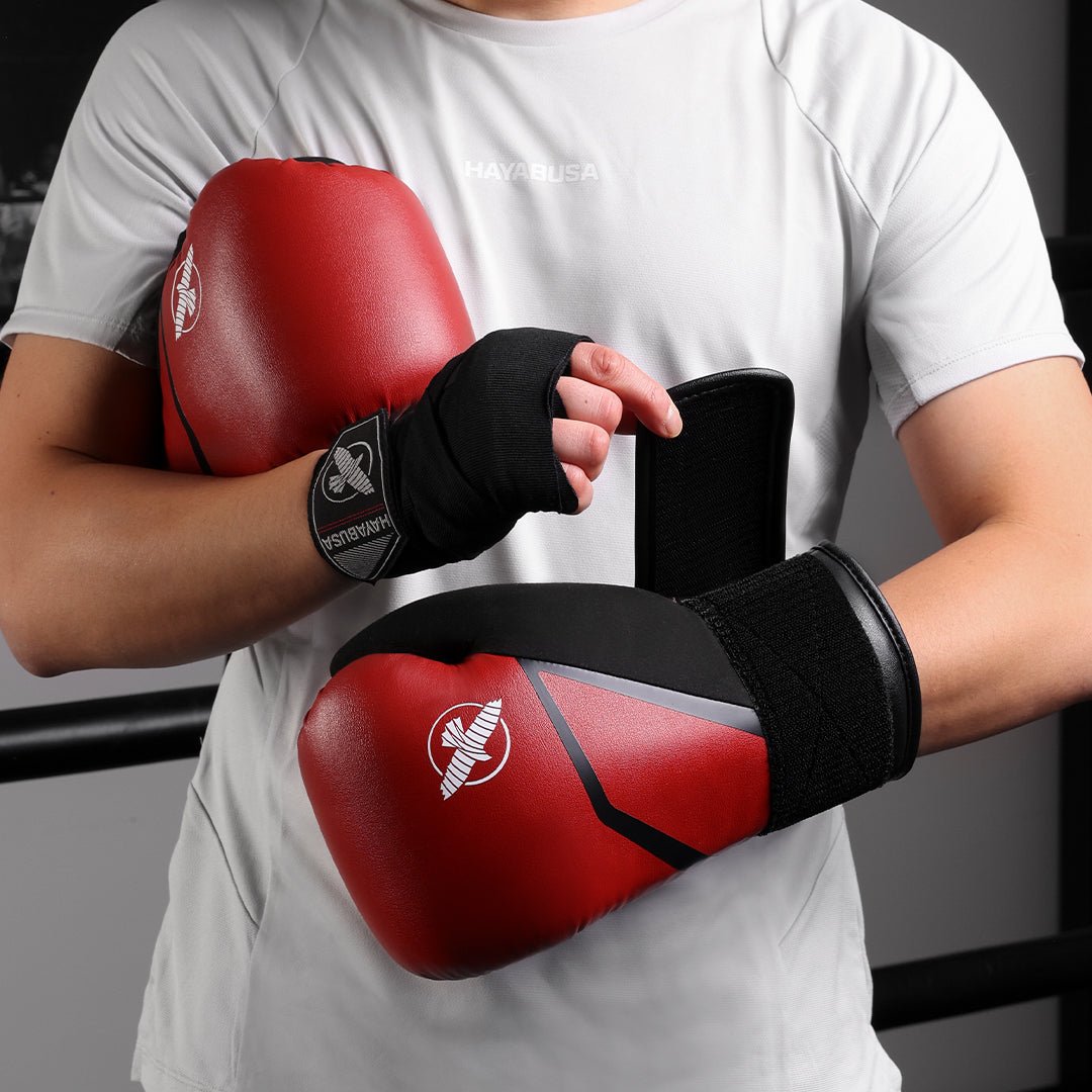 Atleta usando luvas de boxe vermelhas Hayabusa E1 em ação impressionante