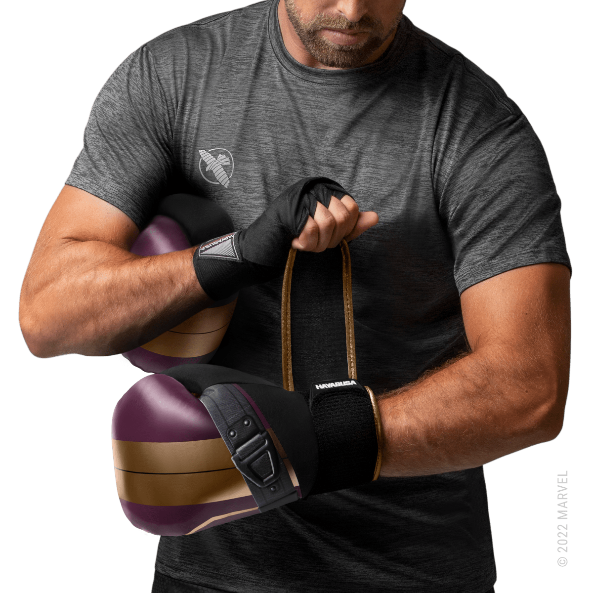 Atleet die de paarse en gouden Hayabusa Marvel Batroc-handschoenen draagt
