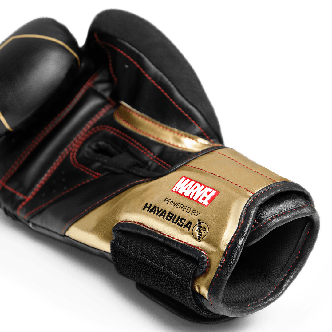 Vy över Marvel Black Widow Hayabusa Single Gauntlet som visar grafiska detaljer och Vylar-skinn