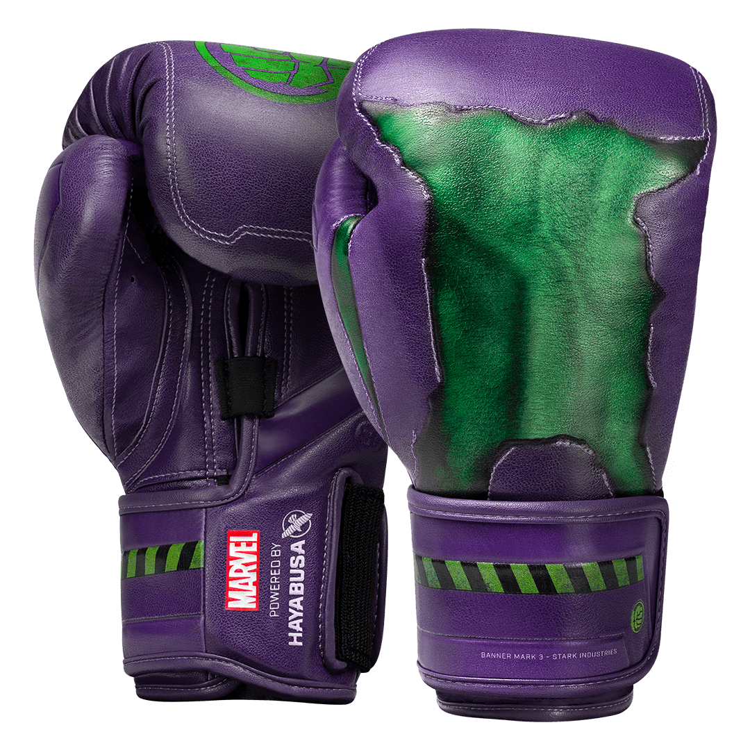 Ett par Hayabusa Marvel Hulk Hero Elite lila och gröna boxningshandskar
