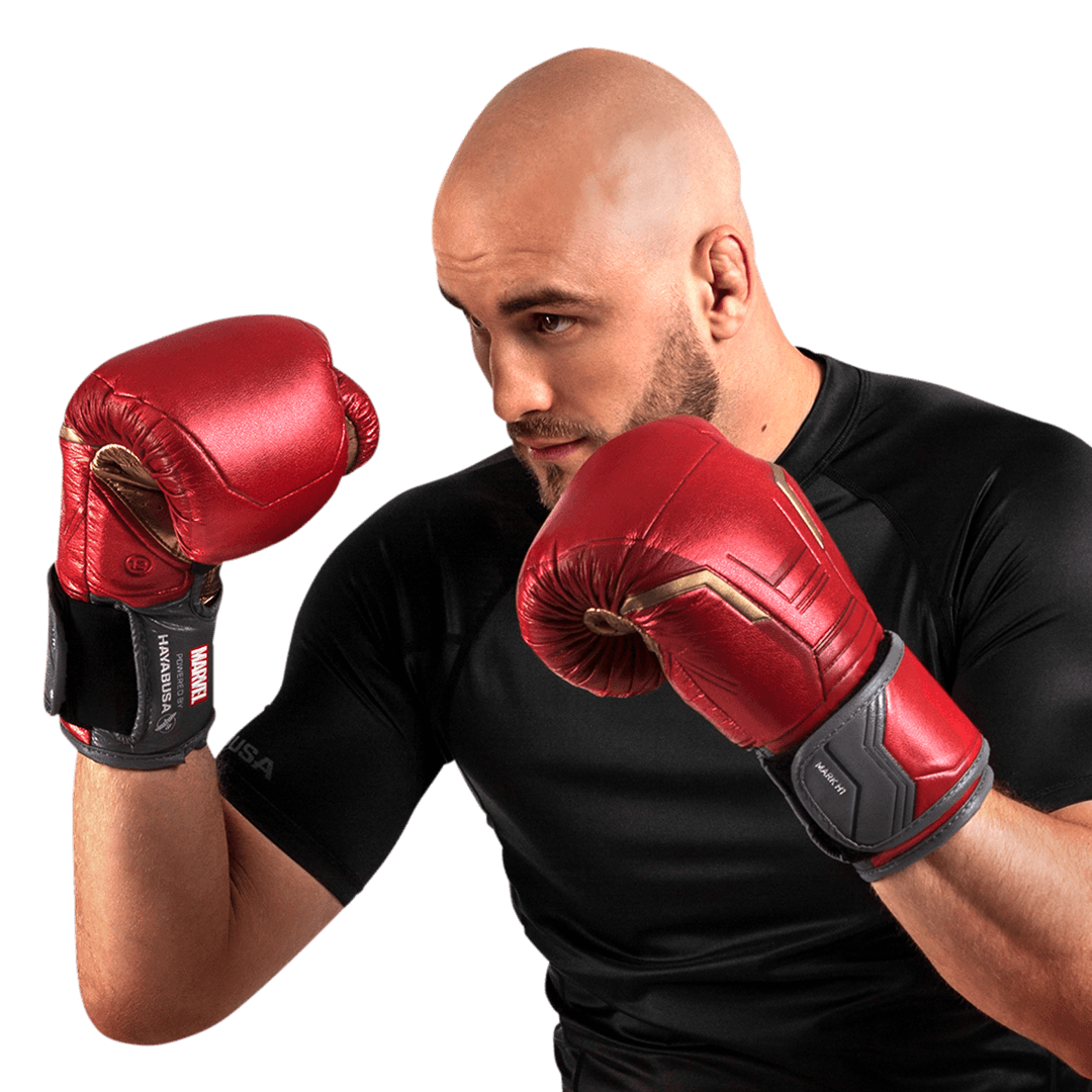 Sportiv care poartă mănuși roșii și aurii Hayabusa Marvel Iron Man în poziție de gardă