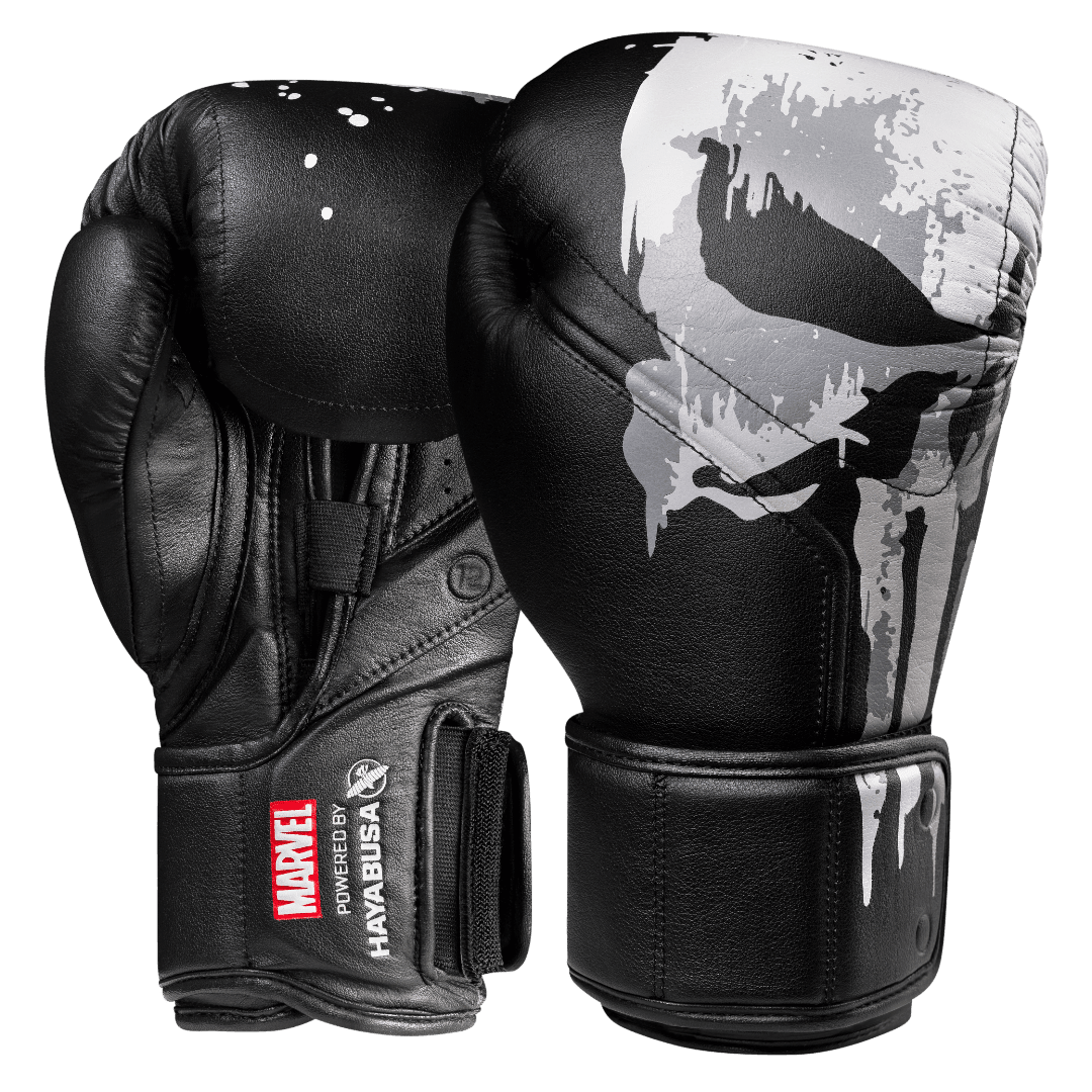 Pereche de mănuși de box Hayabusa Marvel Punisher negre, vedere frontală care arată designul complet inspirat de Frank Castle